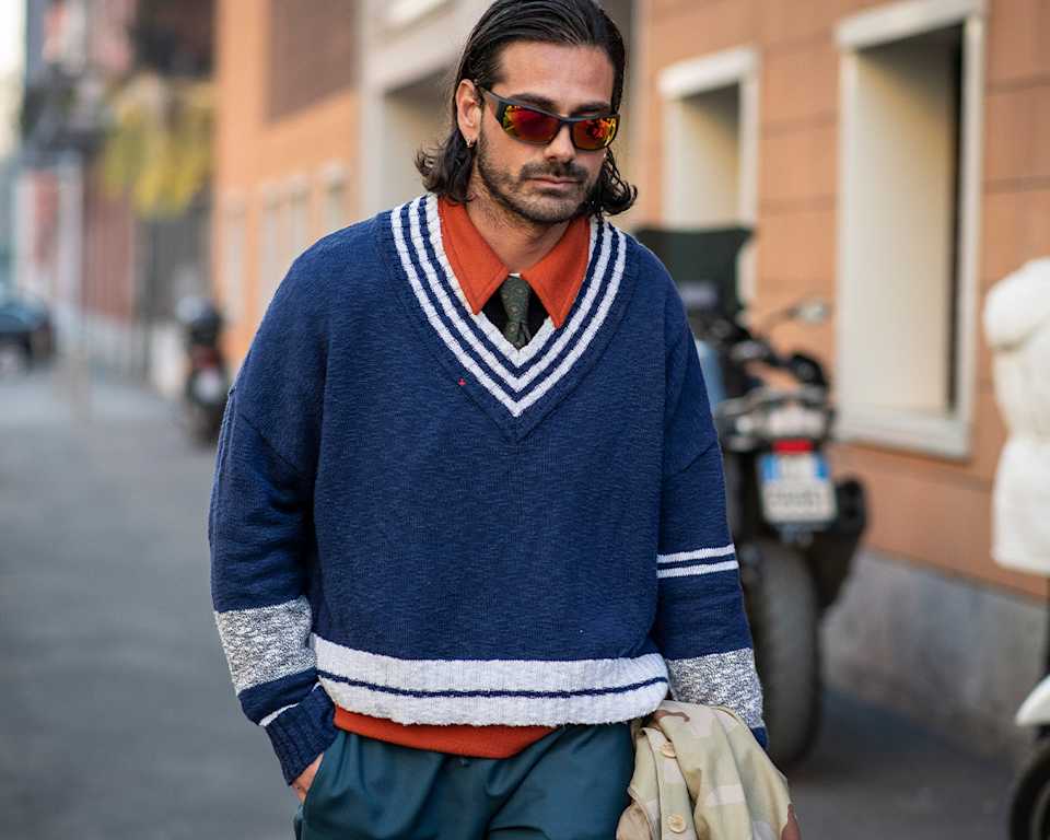 Mann trägt Strickpullover mit V-Ausschnitt