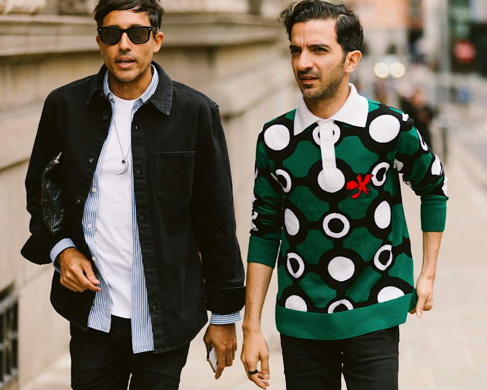 Mann trägt ein Rugby-Poloshirt