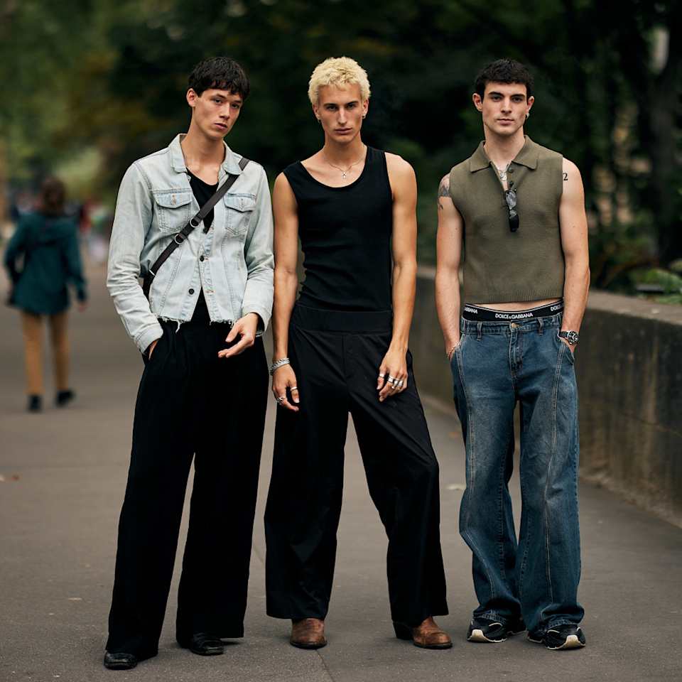 Männer tragen Jeanshosen die 2025 Trend sind