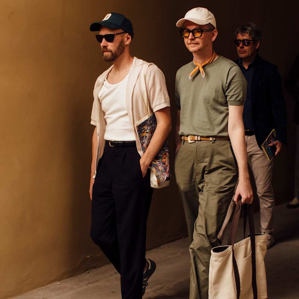 Männer tragen Sommeroutfits aus Leinen und passende Hosen dazu