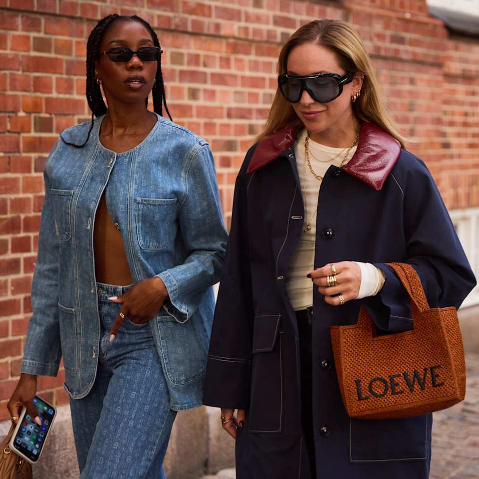 Zwei Frauen tragen Jeansjacken 