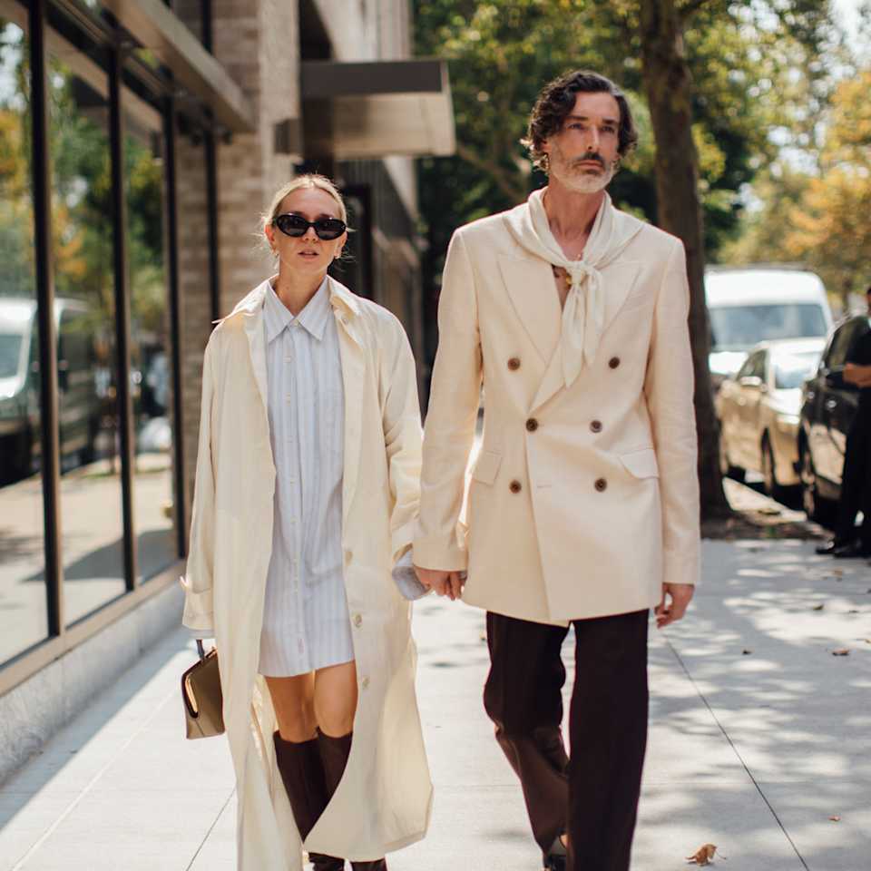 Mann und Frau tragen den Quiet Luxury Style