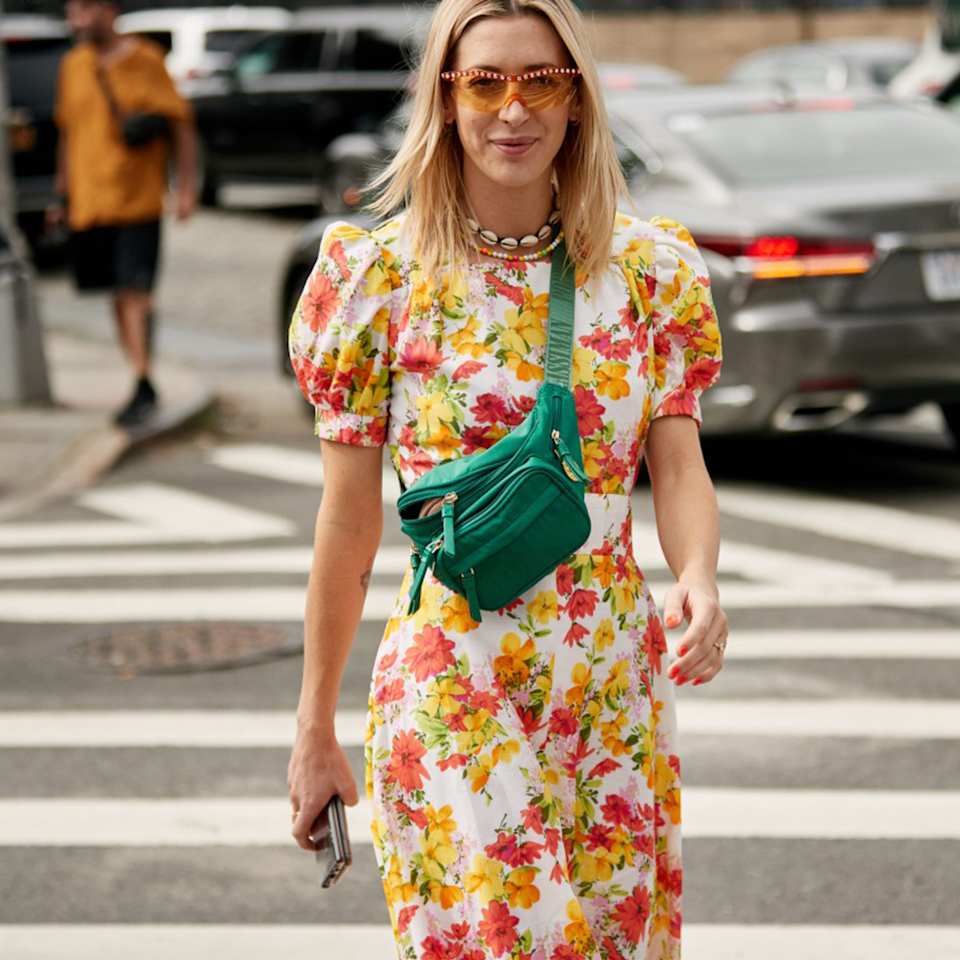 Frau trägt ein Kleid mit Blumenmuster