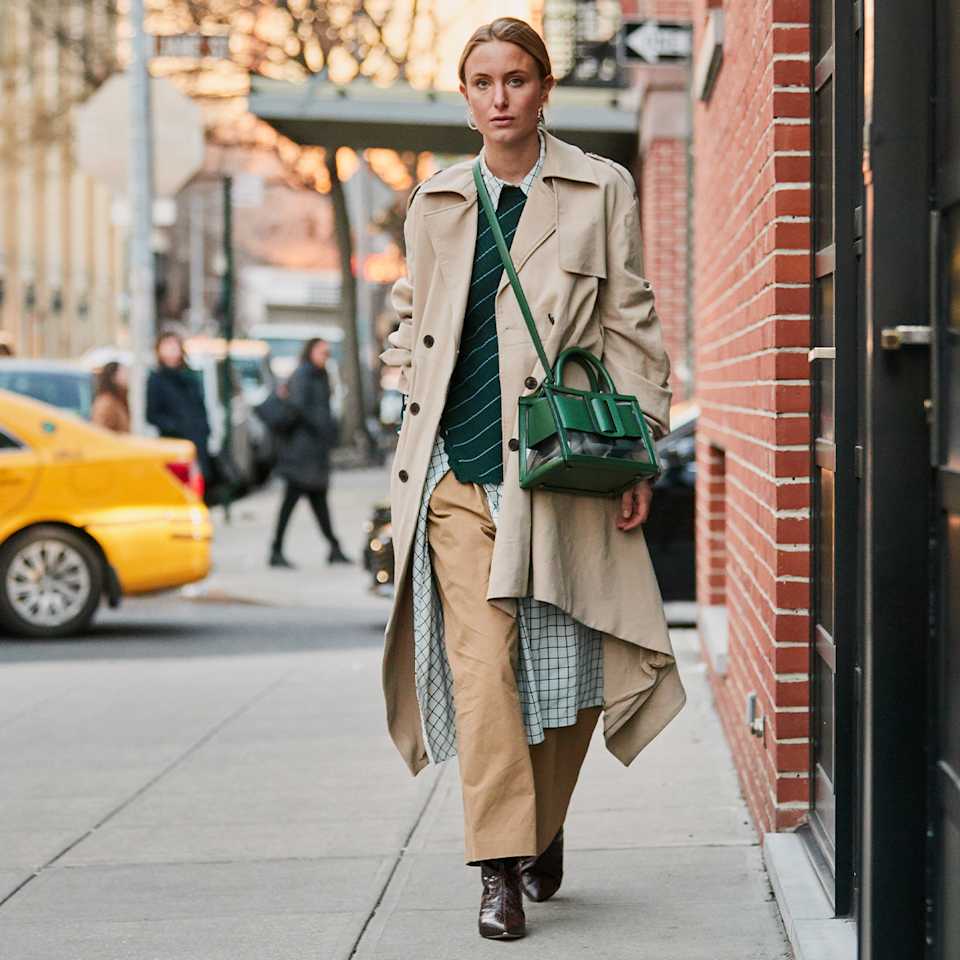 Frau trägt Trenchcoat als Teil des Layering Looks