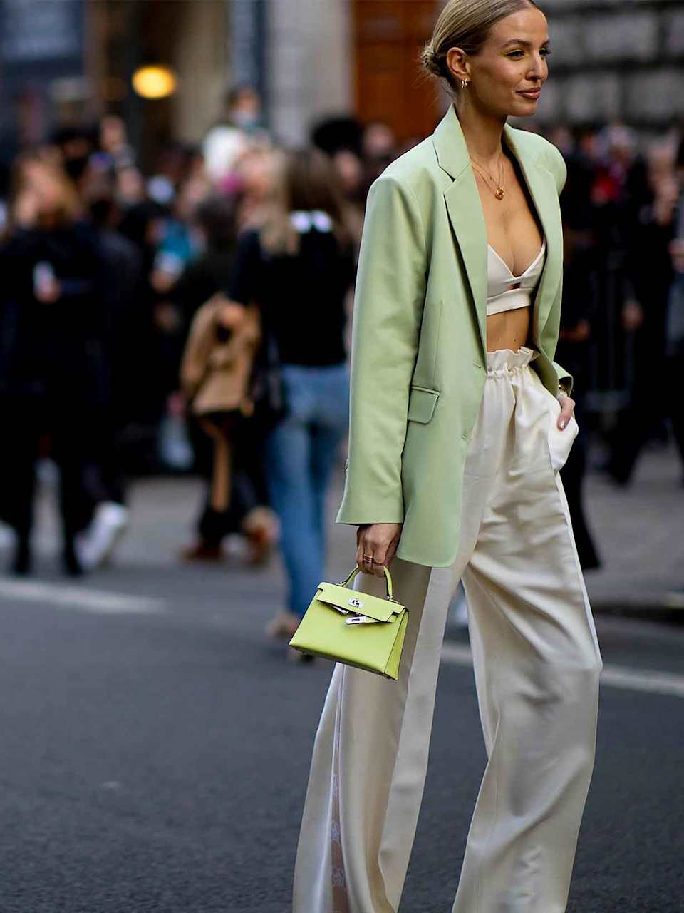 Leonie Hanne trägt einen grünen Blazer