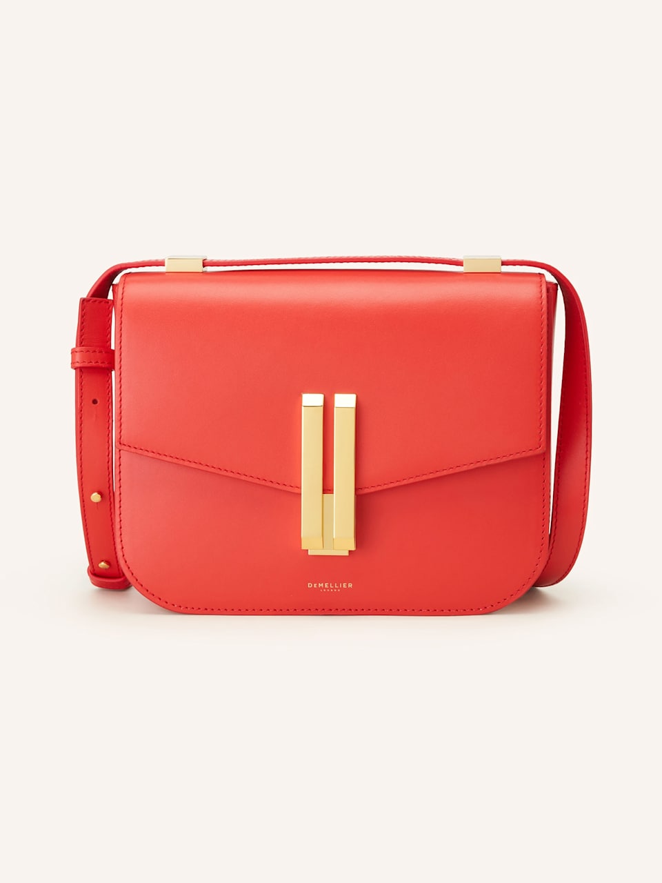 Rote Handtasche mit goldener Schnalle