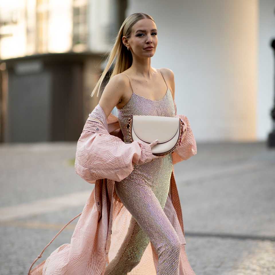 Leonie Hanne trägt einen rosafarbenen Jumpsuit in Glitzer-Optik