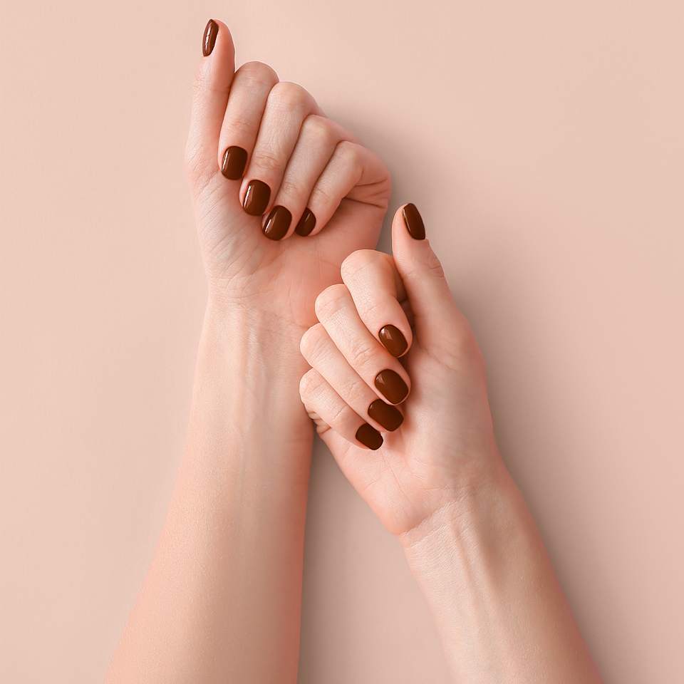 Gepflegte Nägel mit dunkelrotem Nagellack