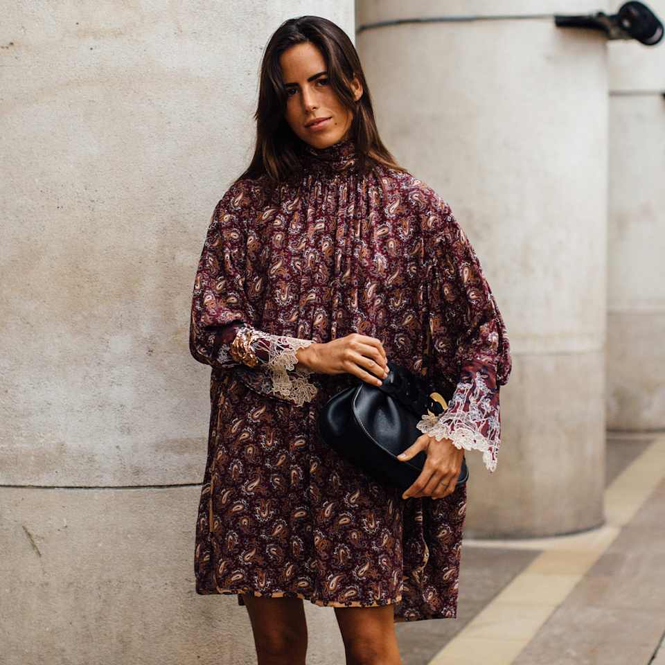 Frau trägt ein dunkelrotes Kleid im Boho-Style