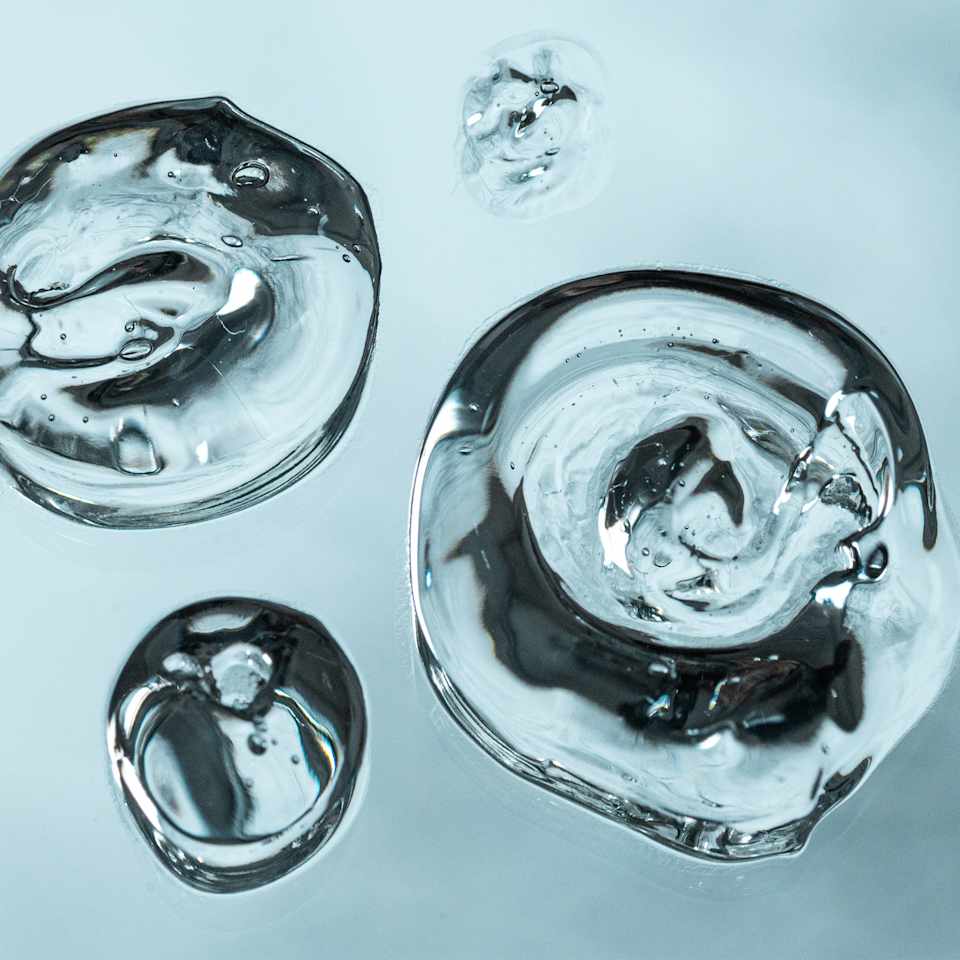 Ceramide auf türkisfarbenem Hintergrund