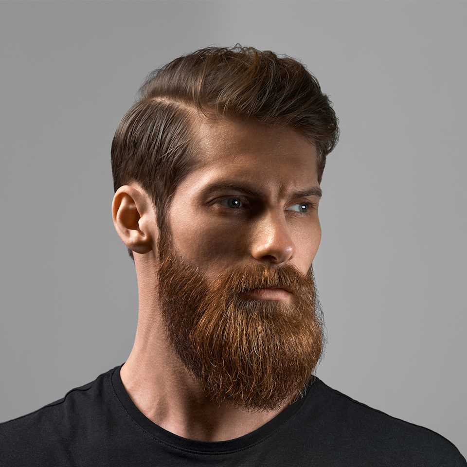 Rothaariger Mann mit Vollbart
