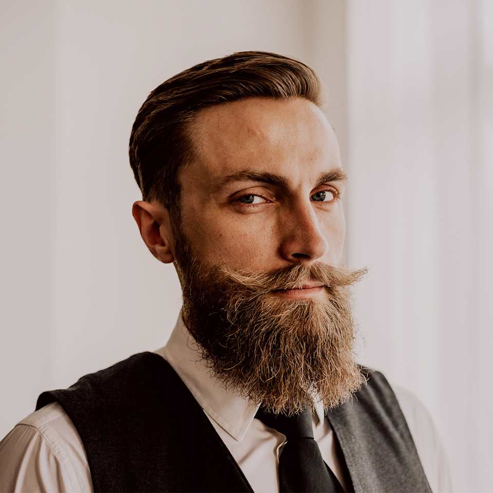 Mann mit Vollbart und Oberlippenbart