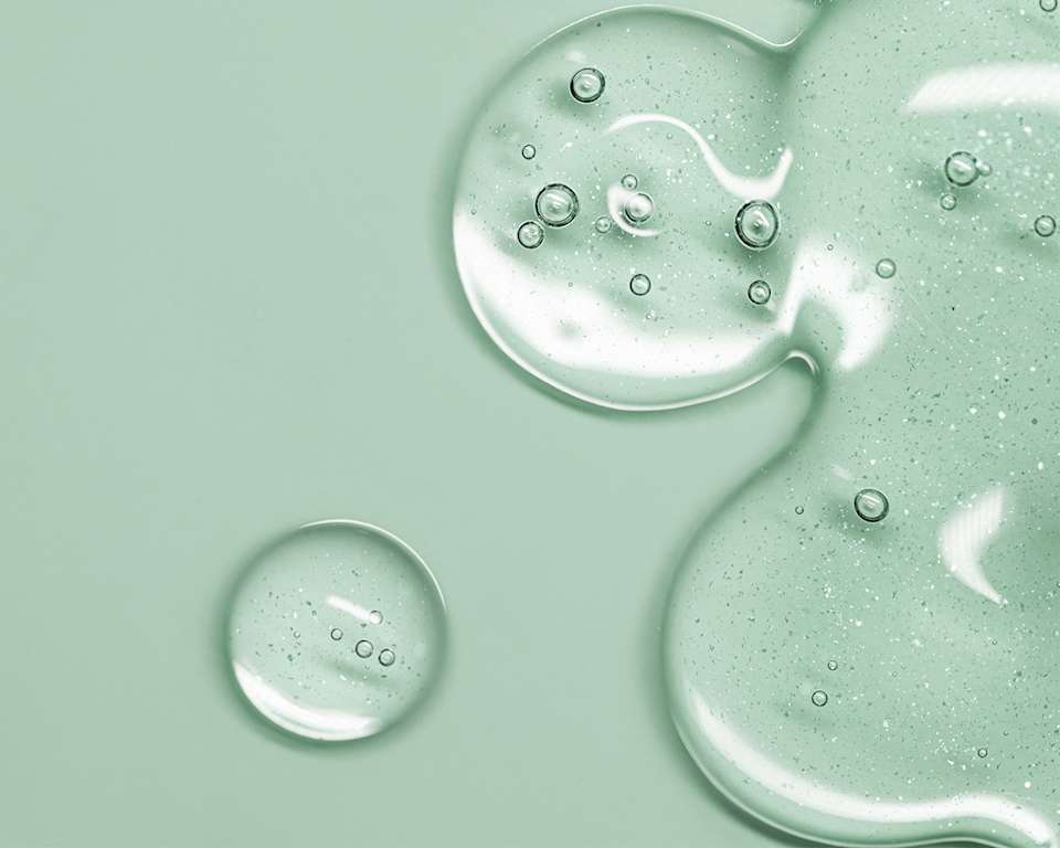 Klares Serum auf grünem Untergrund