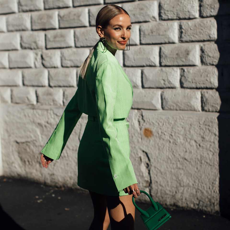 Leone Hanne trägt ein grünes Kostüm als monochromen Look