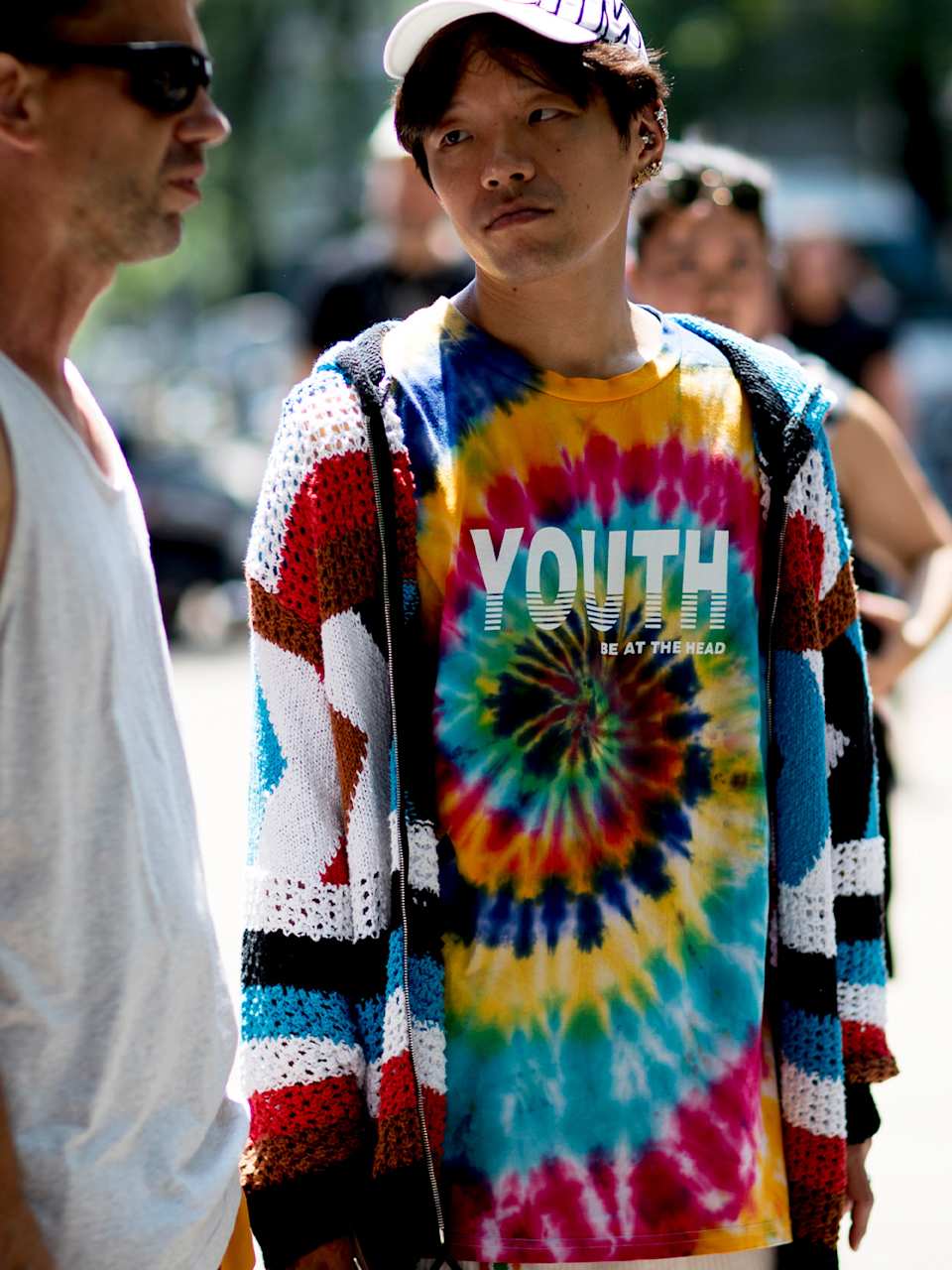 Mann trägt T-Shirt mit Batikmuster