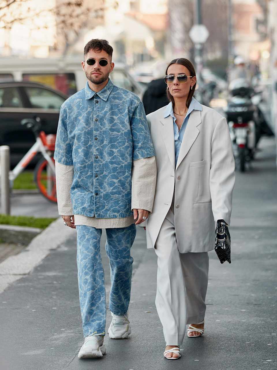 Mann trägt Jeans-Allover-Look mit Muster