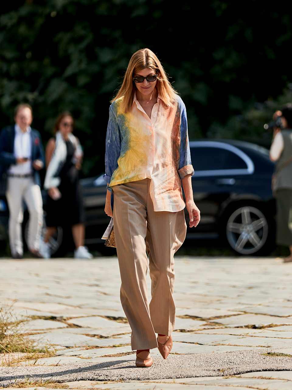 Frau trägt Culotte und Bluse mit Batikmuster