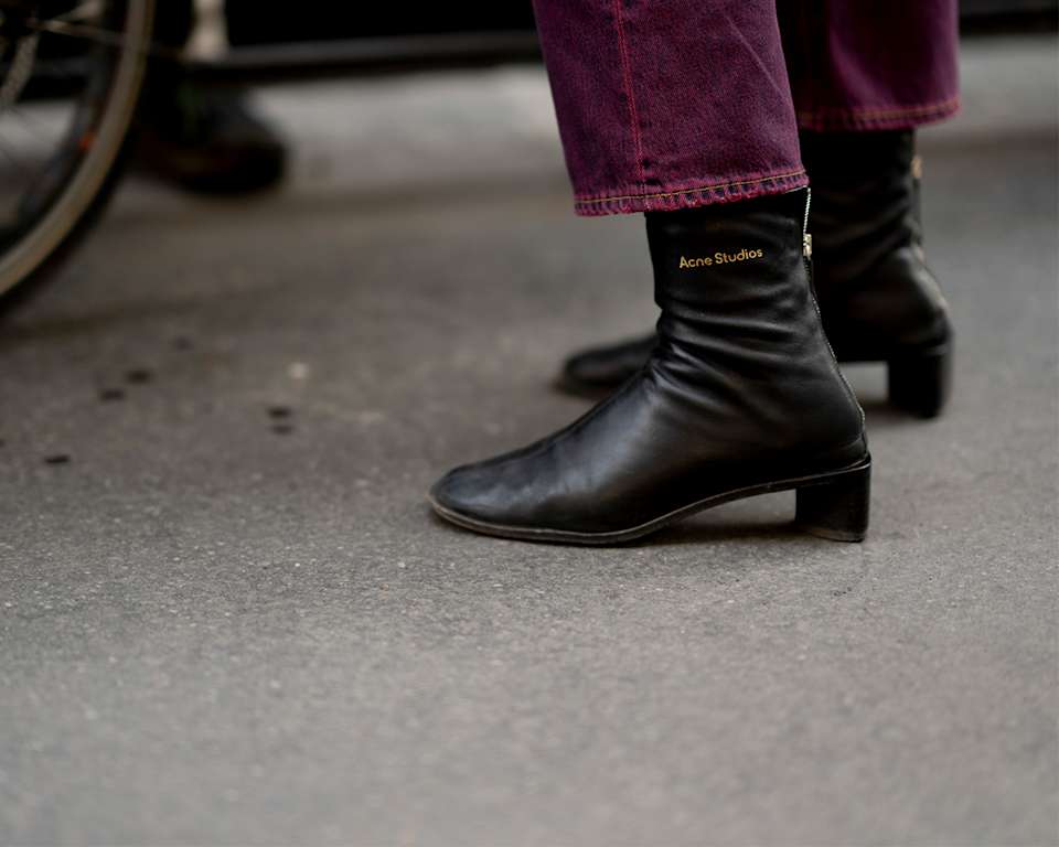 Schwarze Lederboots mit Blockabsatz in Kombination mit roter Jeans