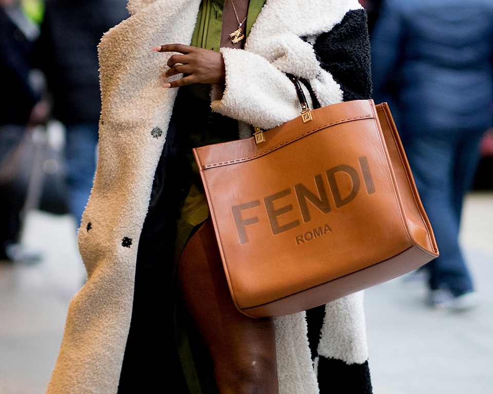 Hellbraune Henkel-Ledertasche von FENDI kombiniert mit Wollmantel
