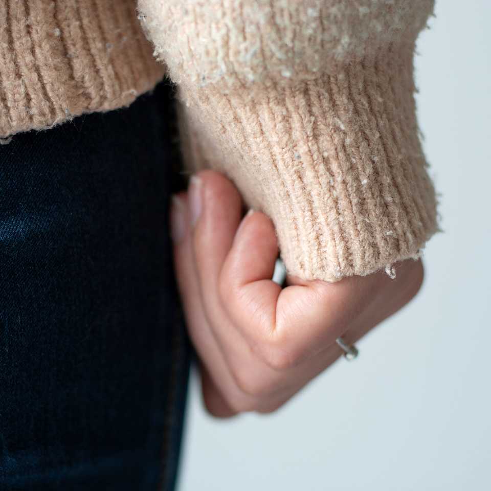 Knötchenbildung auf einem beigen Strickpullover