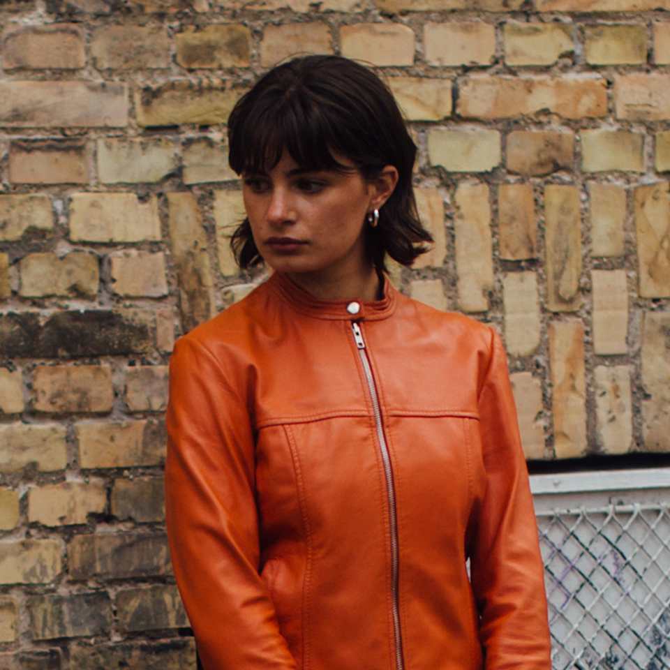 Brünette Frau mit Pony und welligem Bob