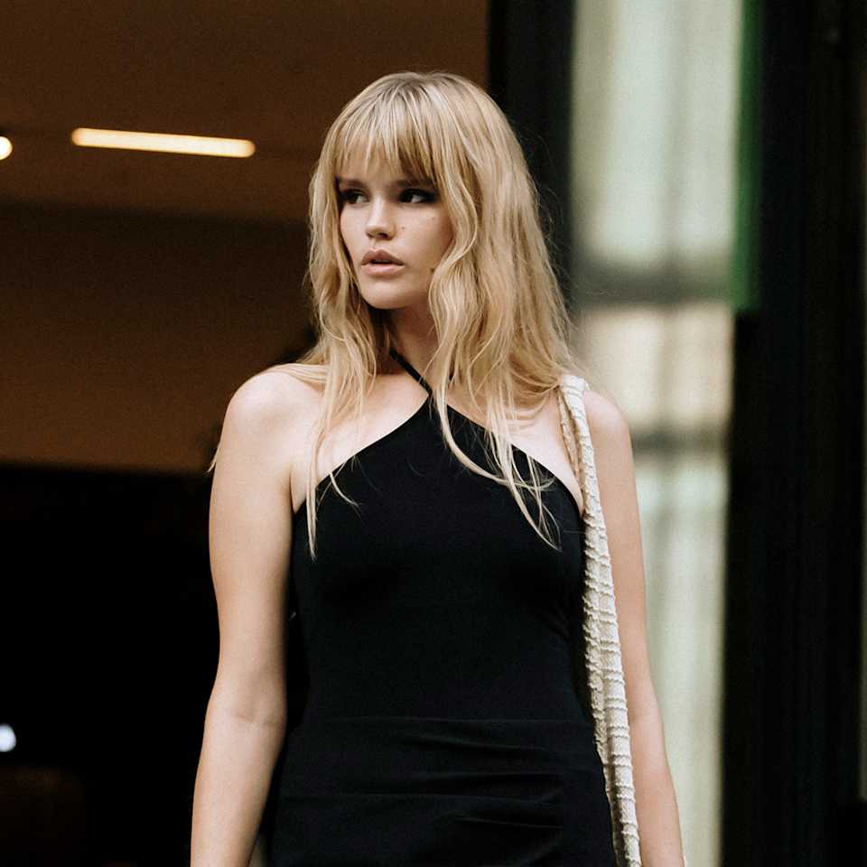 Blonde Frau mit Pony und welligem Haar