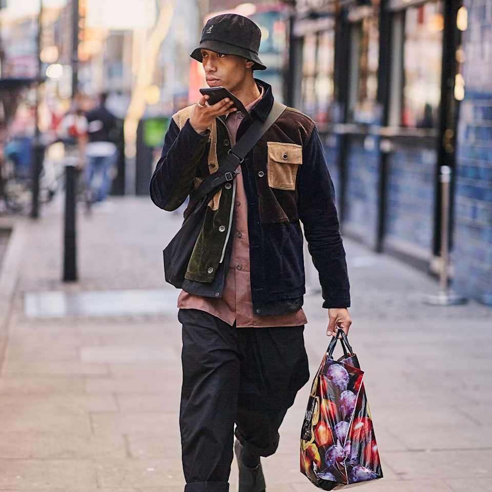 Mann trägt ein Outfit im Modern Utility Style