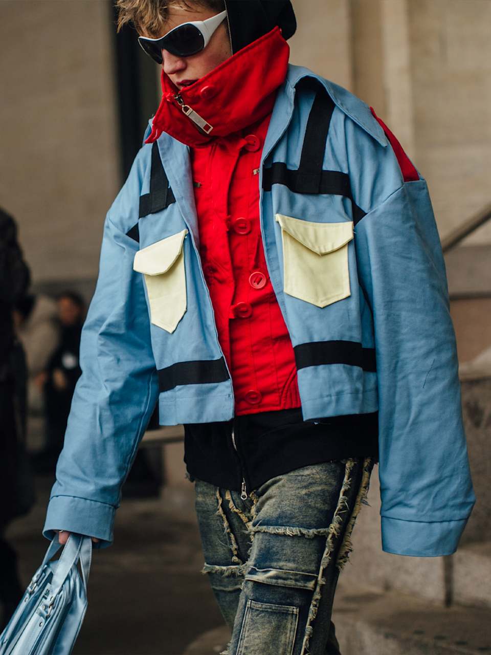 Mann trägt eine Oversized-Jacke über einer Funktionsjacke