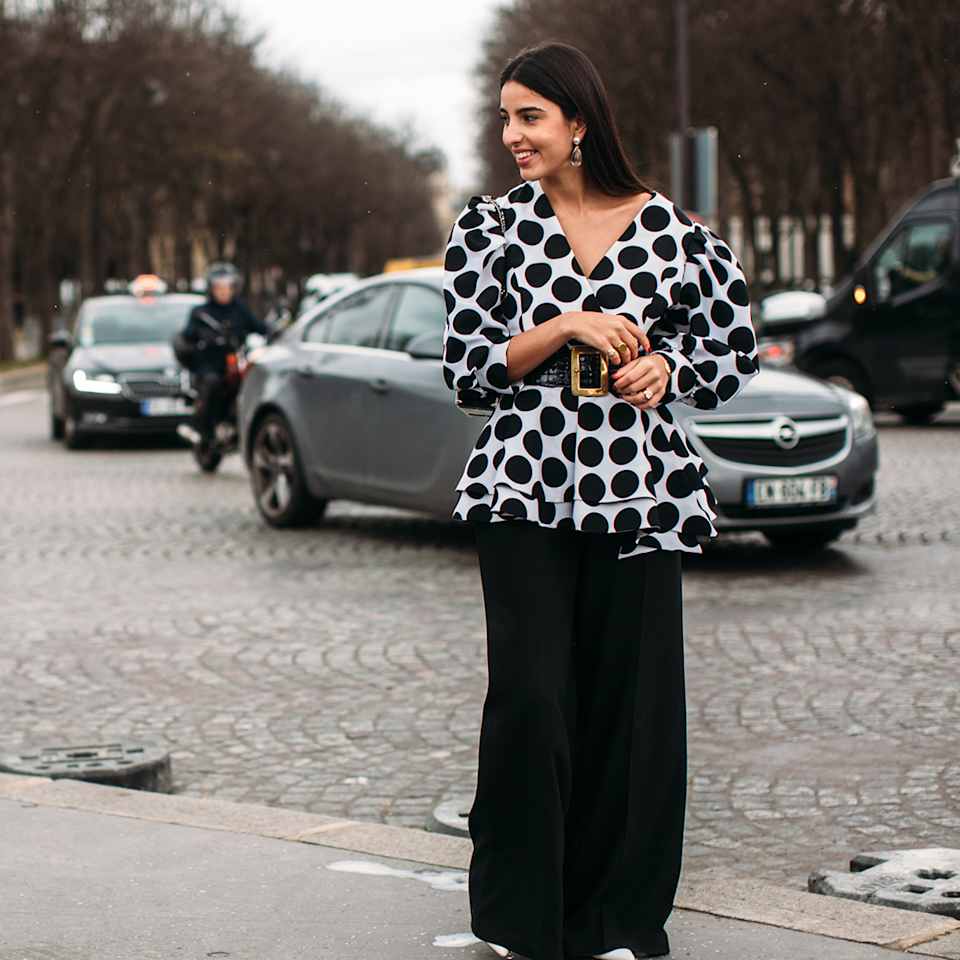 Frau trägt eine Bluse mit großflächigem Polka Dots Muster 
