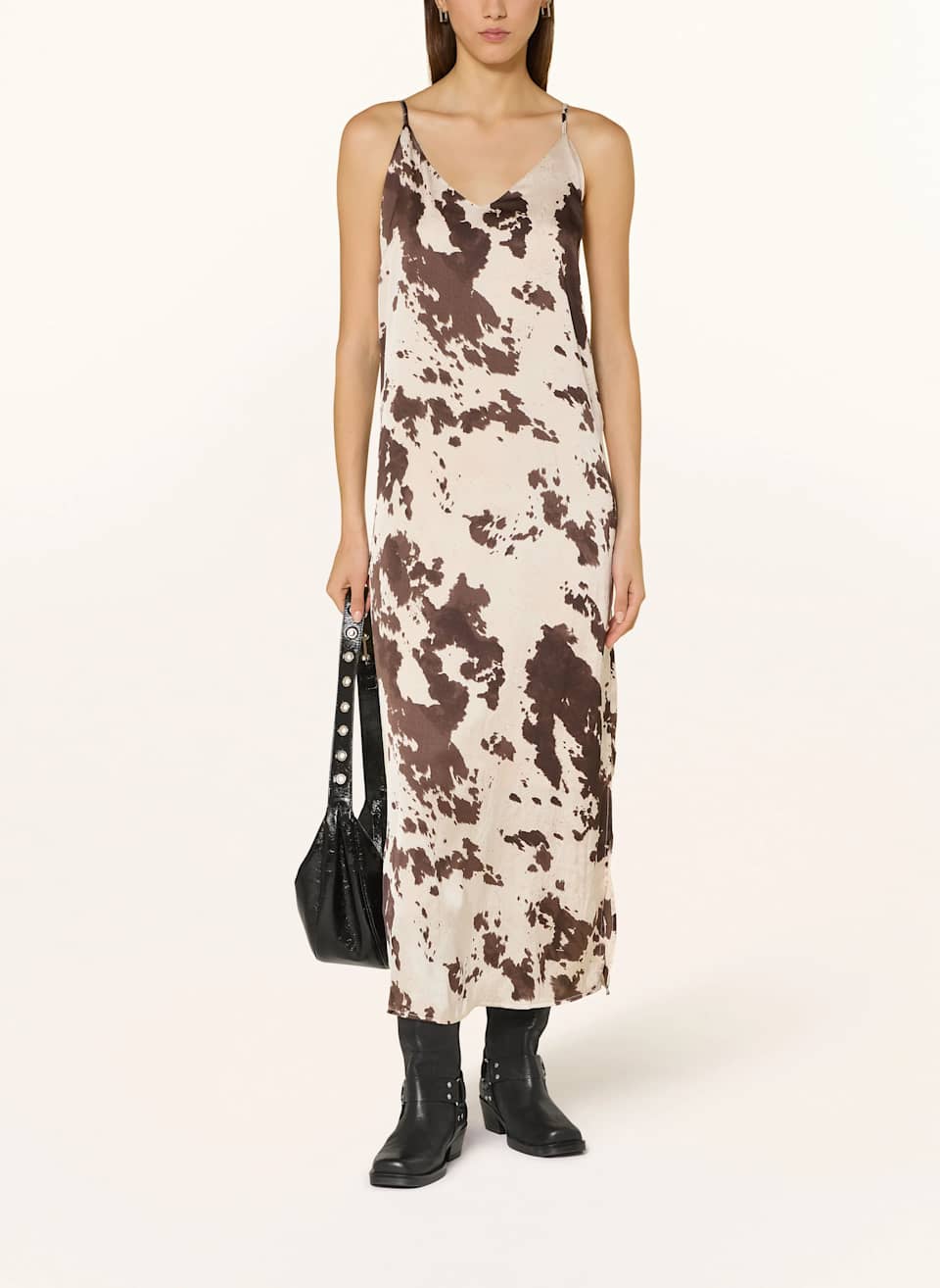 Frau trägt Kleid mit Cow Print