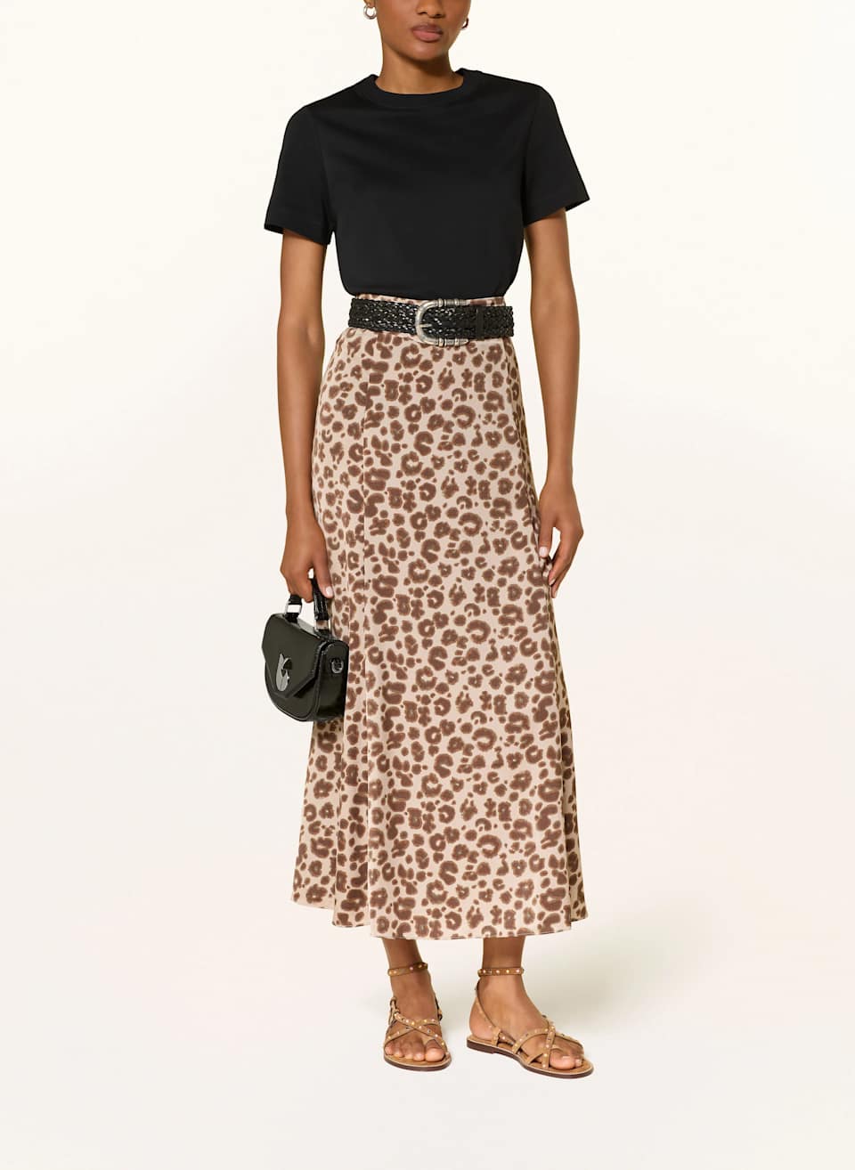 Frau trägt schwarzen T-Shirt zu einem Leo-Rock