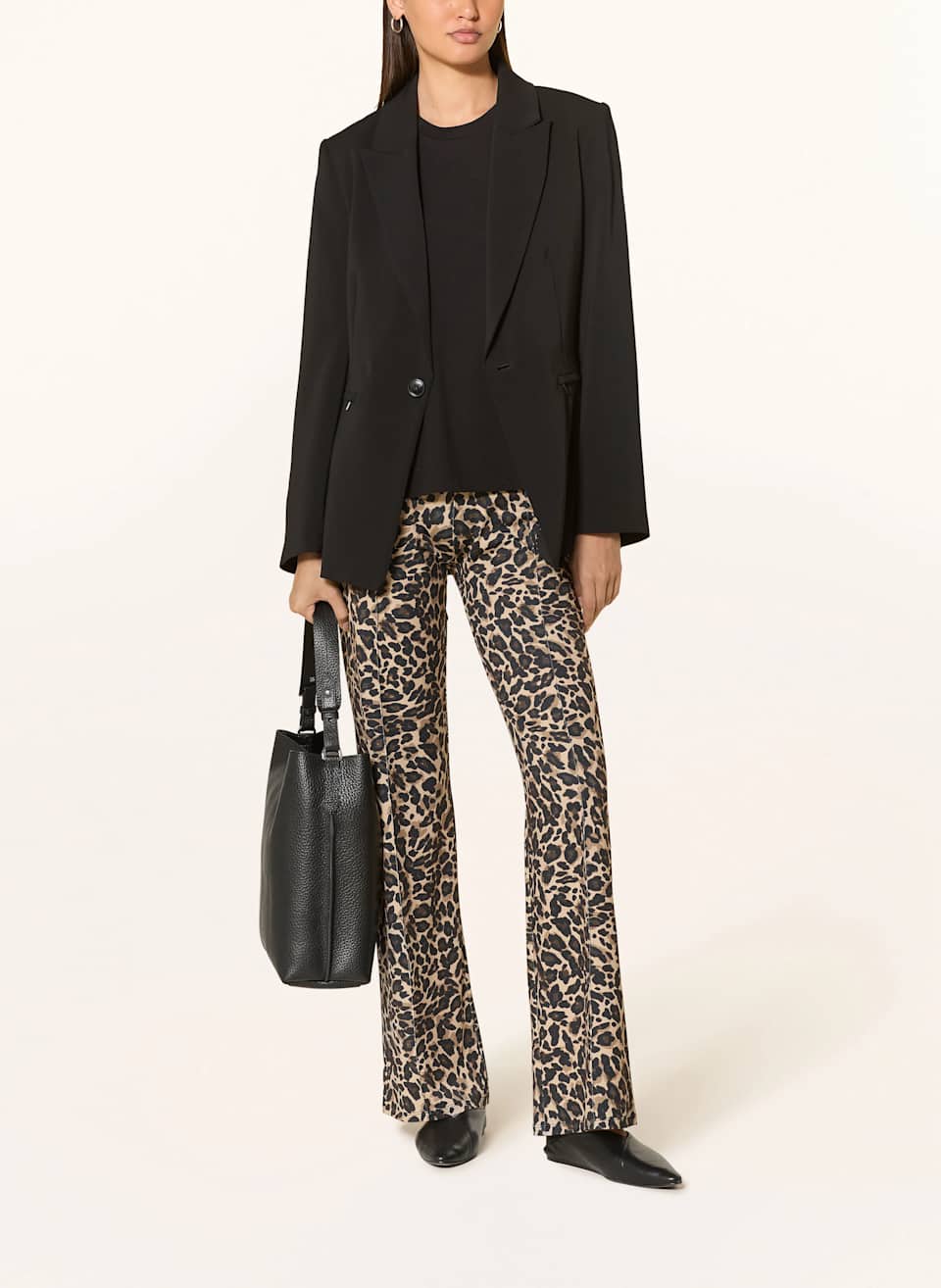 Frau trägt schwarzen Bluse zur Leo-Hose