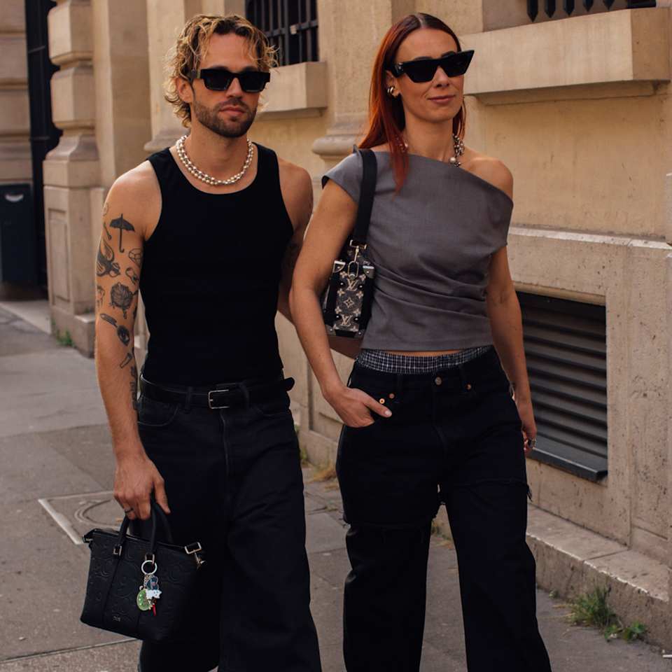 Mann und Frau tragen den Y2K Look