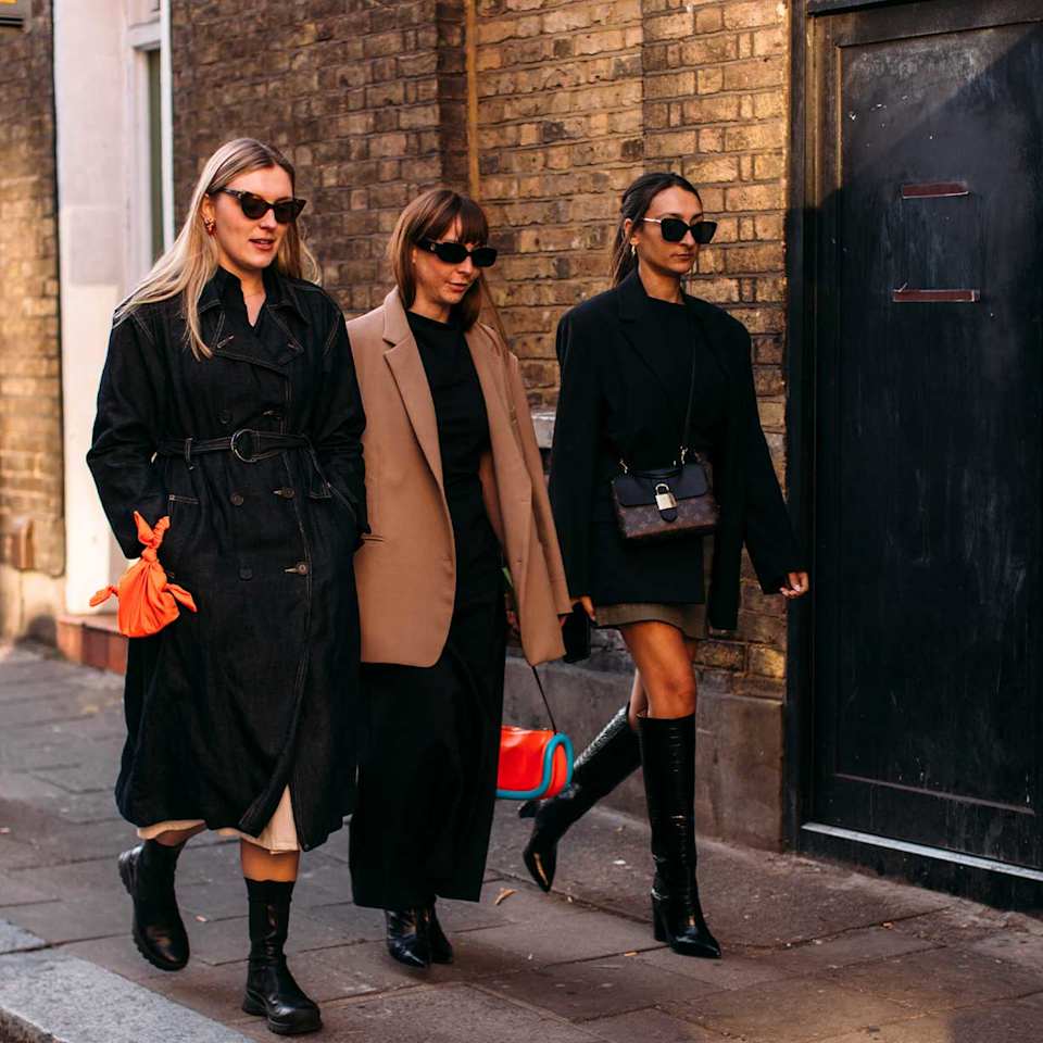 Drei Frauen tragen angesagte Streetstyles mit Oversize Blazern in Schwarz und Beige und einen Denim Trenchcoat
