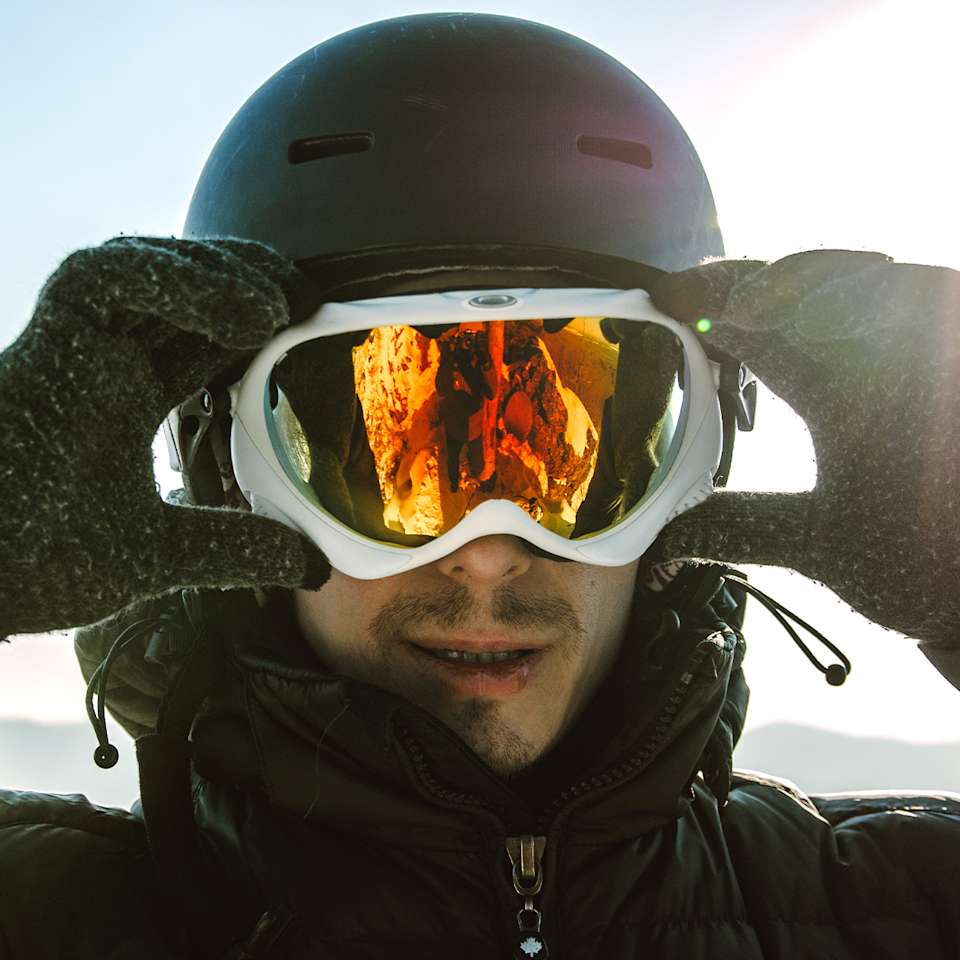 Mann trägt Skibrille und Skihelm