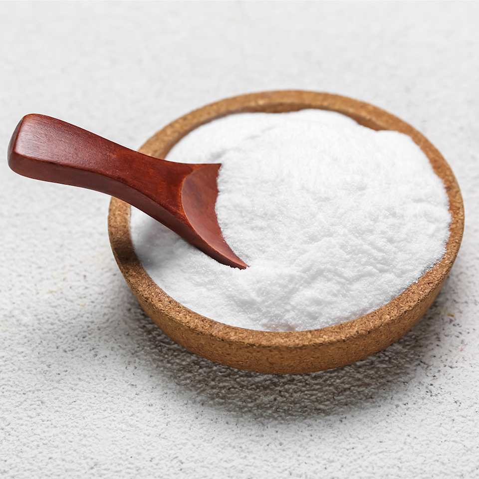 Backpulver in einer kleinen hölzernen Schale