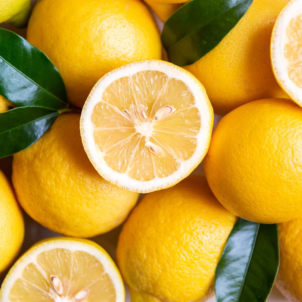 Mehrere Zitronen am Stück und halbiert