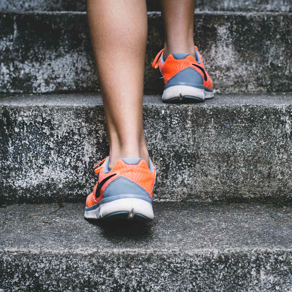 Läufer von hinten läuft Treppe hoch