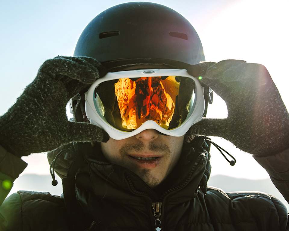 Mann trägt eine Skibrille
