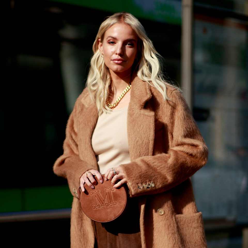 Leonie Hanne trägt ihre langen, blondierten Haare leicht gewellt