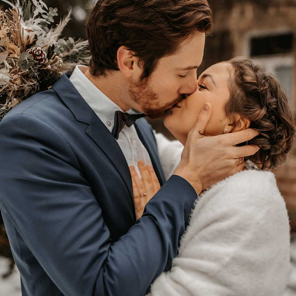 Bräutigam küsst die Braut