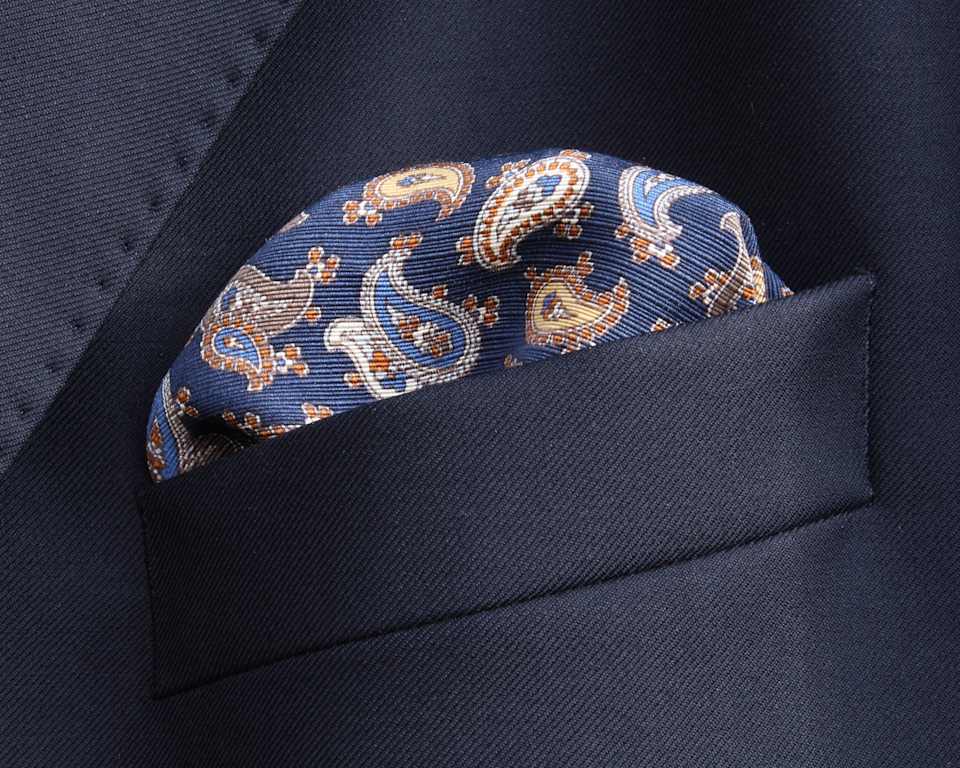 Einstecktuch in einer blauen Anzugtasche