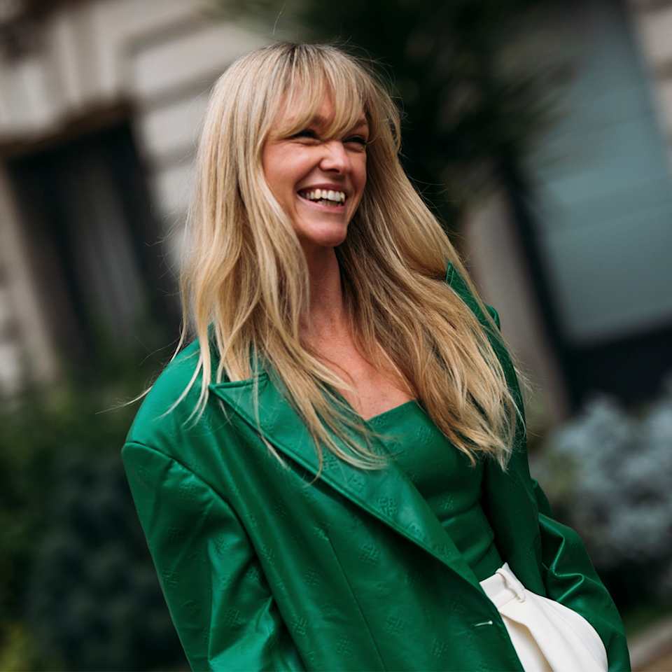 Blonde Frau mit Pony und langen Haaren