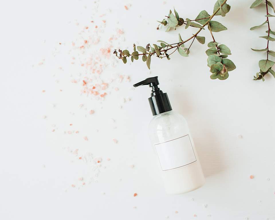 Transparente Shampoo-Flasche mit schwarzem Pumpspender 