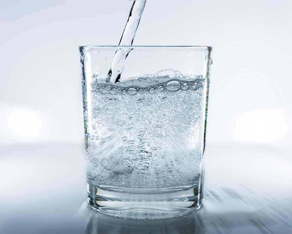 Mineralwasser in einem duchrsichtigen Glas