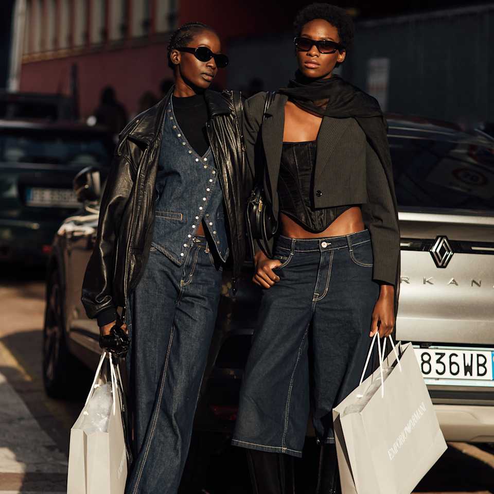 Zwei Frauen tragen Jeans-Outfits