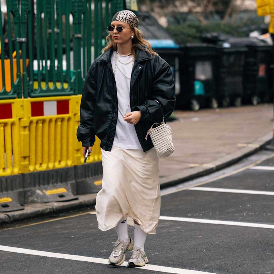 Kobieta w stylizacji streetstyle ze sneakersami