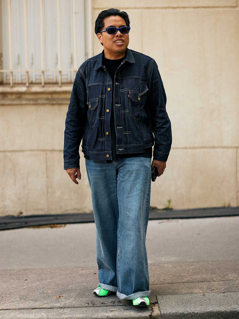 Mann trägt eine dunkelblaue Jeansjacke zu einer blauen Jeanshose