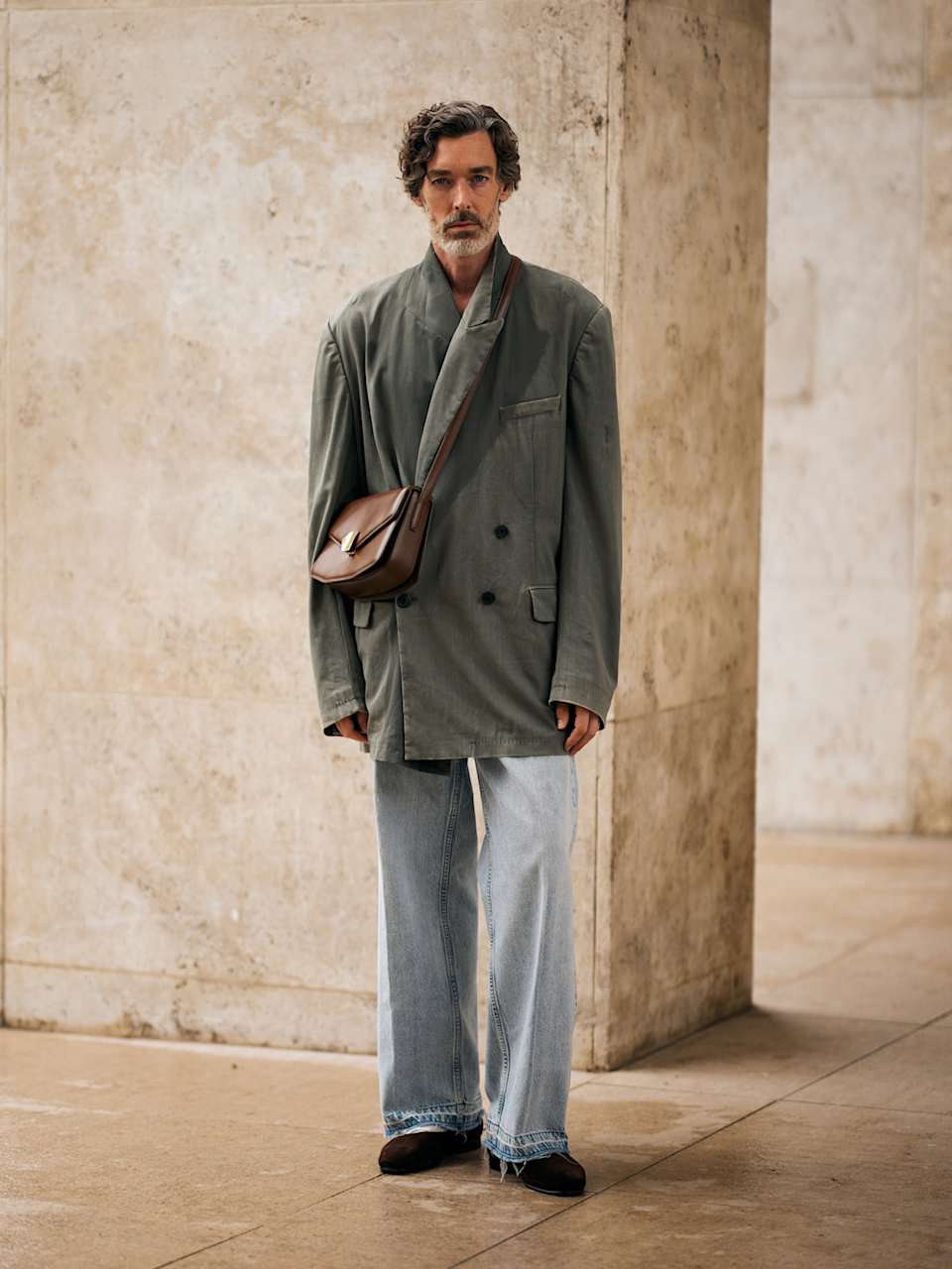 Mann im Smart-Casual-Look mit heller Jeans und Sakko