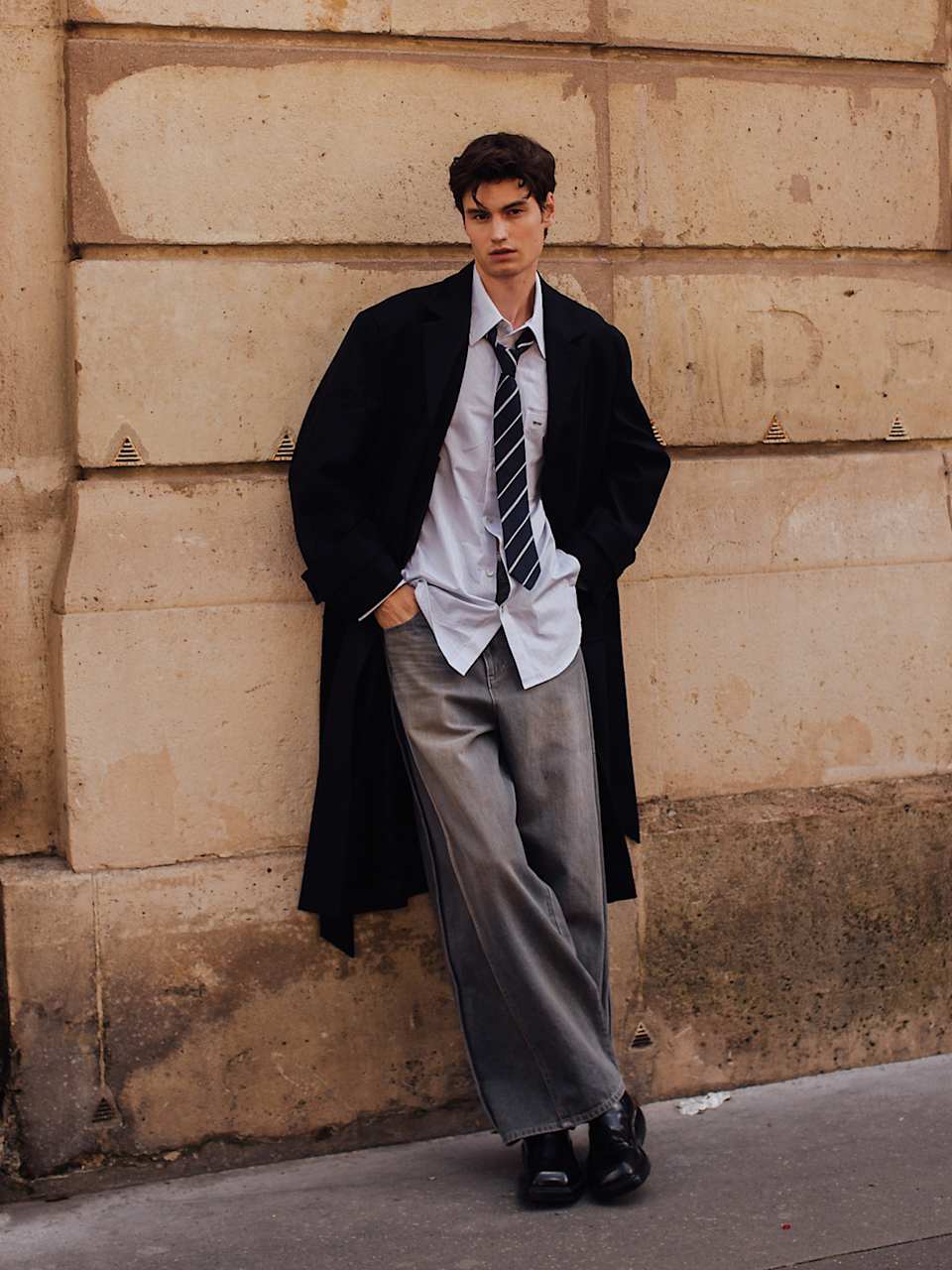  Mann trägt graue Jeans zu Hemd und schwarzen Loafern